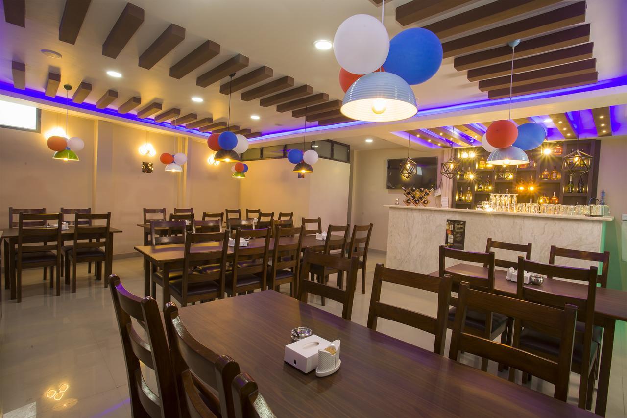 Oyo 146 Somewhere Hotel & Resturant Kathmandu Exterior foto